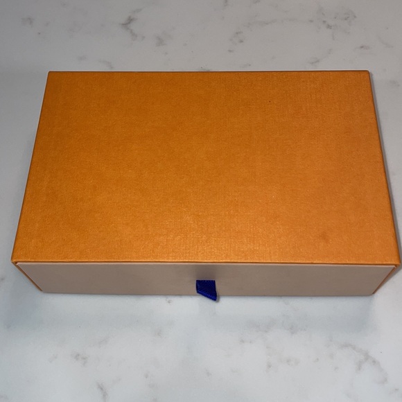 Louis Vuitton Box with ribbon and card - Picture 3 of 3